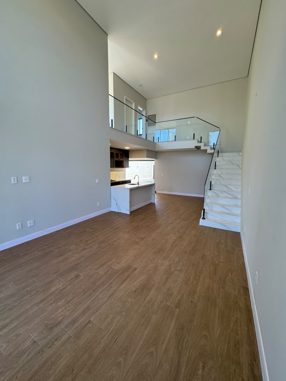 Sala visat da escada e integrada cozinha